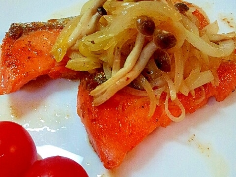 鮭のムニエル しめじと玉ねぎのソテー レシピ 作り方 By ラズベリっち 楽天レシピ 鮭のムニエル しめじと玉ねぎのソテー レシピ 作り方 By ラズベリっち 楽天レシピ